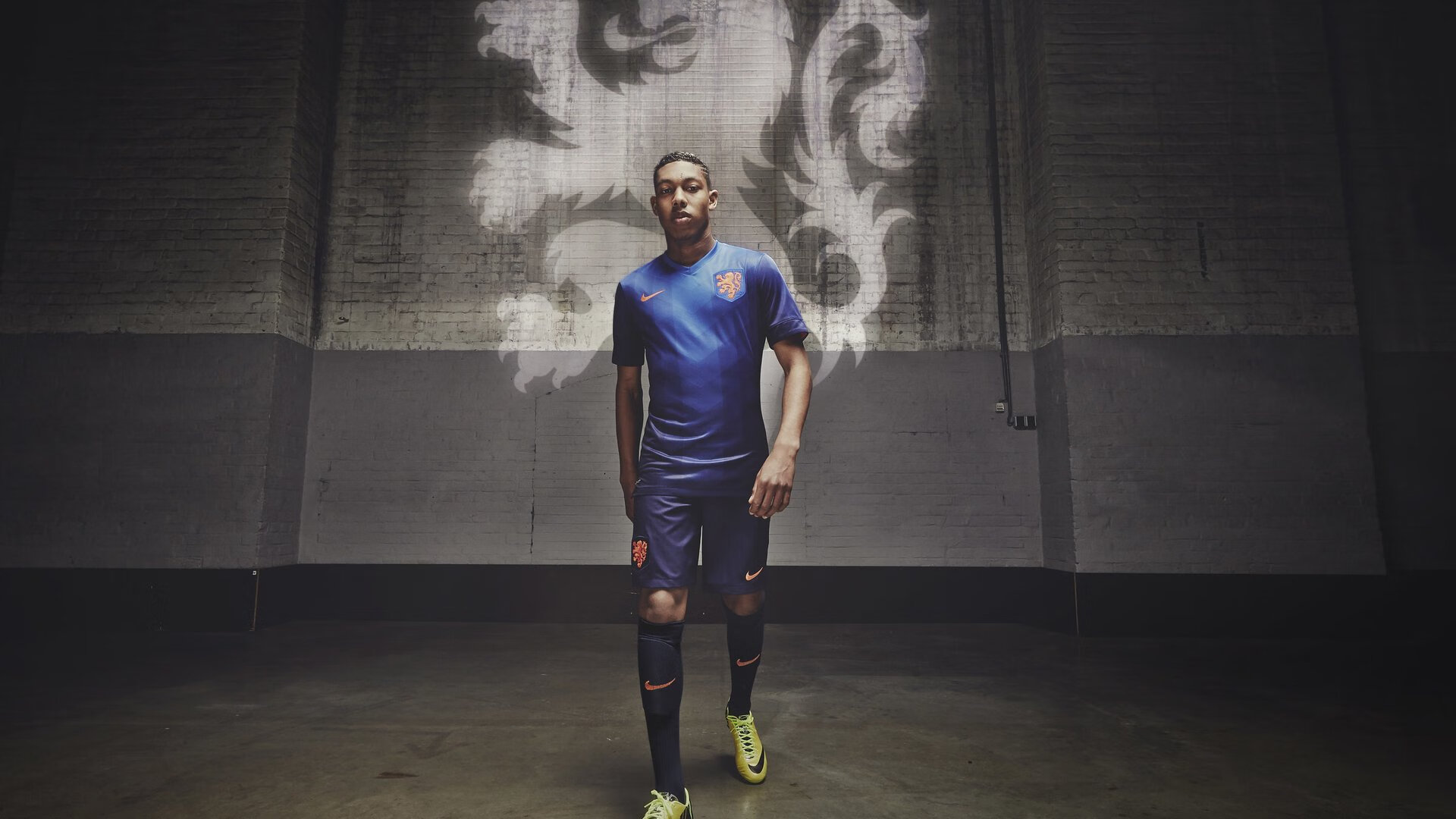 夜间灯光足球超炫表演,点亮城市绿茵夜,足球场夜间照明灯